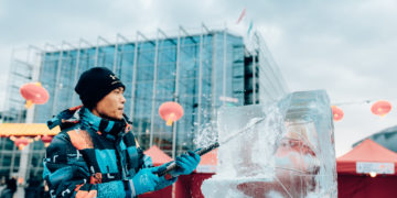 Helsingfors firar det kinesiska nyåret med isskulpturer och festprogram på webben